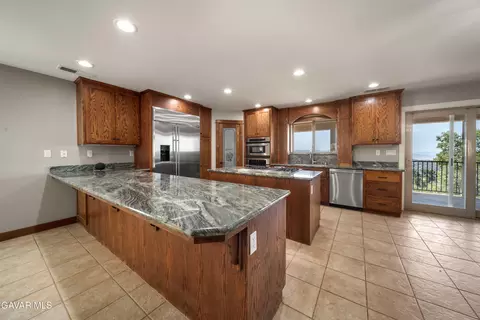 Kitchen - 29600 Goldspike Rd, Tehachapi, CA 93561 photo 3 of 6