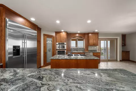 Kitchen - 29600 Goldspike Rd, Tehachapi, CA 93561 photo 4 of 6
