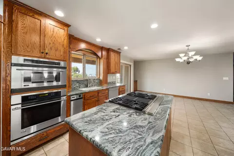 Kitchen - 29600 Goldspike Rd, Tehachapi, CA 93561 photo 5 of 6