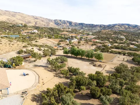 View/Area - 6535 Juniper Crest Rd, Agua Dulce, CA 91390 photo 2 of 8