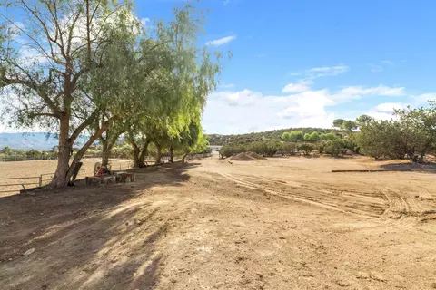Exterior - 6535 Juniper Crest Rd, Agua Dulce, CA 91390 photo 10 of 18