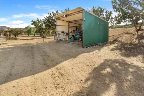 Exterior - 6535 Juniper Crest Rd, Agua Dulce, CA 91390 photo 6 of 18
