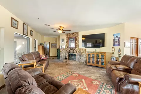 Living - 6535 Juniper Crest Rd, Agua Dulce, CA 91390 photo 3 of 4