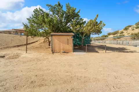 Exterior - 6535 Juniper Crest Rd, Agua Dulce, CA 91390 photo 9 of 18