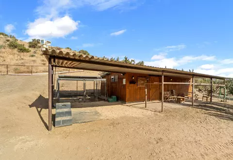 Exterior - 6535 Juniper Crest Rd, Agua Dulce, CA 91390 photo 7 of 18