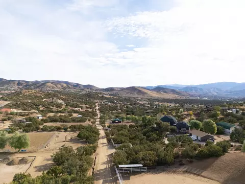 View/Area - 6535 Juniper Crest Rd, Agua Dulce, CA 91390 photo 7 of 8