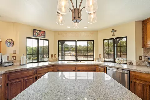 Kitchen - 6535 Juniper Crest Rd, Agua Dulce, CA 91390 photo 2 of 3