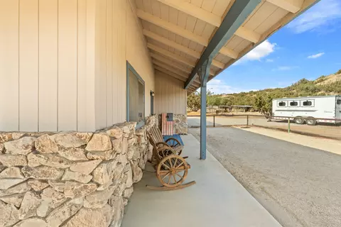 Exterior - 6535 Juniper Crest Rd, Agua Dulce, CA 91390 photo 3 of 18