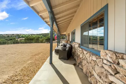 Exterior - 6535 Juniper Crest Rd, Agua Dulce, CA 91390 photo 4 of 18