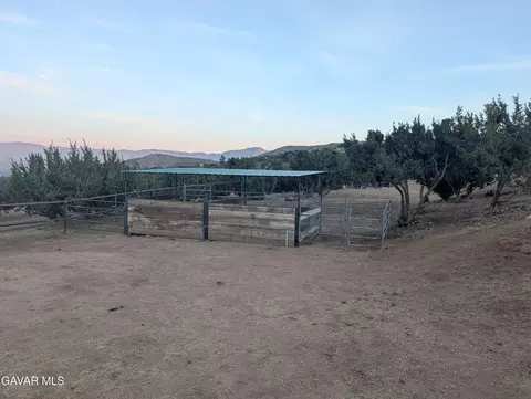 Exterior - 6535 Juniper Crest Rd, Agua Dulce, CA 91390 photo 14 of 18