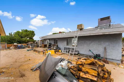 Exterior - 40105 Ronar St, Lake Los Angeles, CA 93591 photo 7 of 8