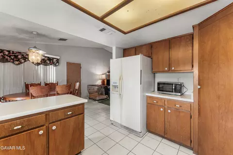 Kitchen - 40105 Ronar St, Lake Los Angeles, CA 93591 photo 4 of 4