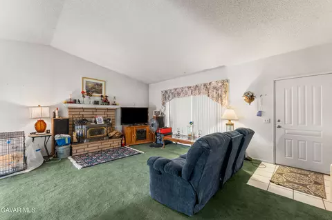 Living - 40105 Ronar St, Lake Los Angeles, CA 93591 photo 2 of 3