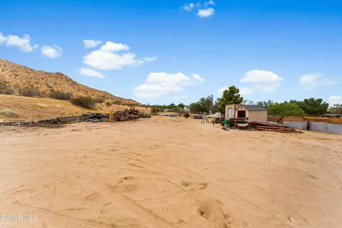 Exterior - 40105 Ronar St, Lake Los Angeles, CA 93591 photo 5 of 8