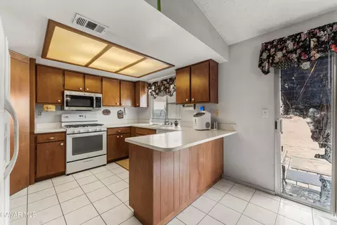 Kitchen - 40105 Ronar St, Lake Los Angeles, CA 93591 photo 1 of 4