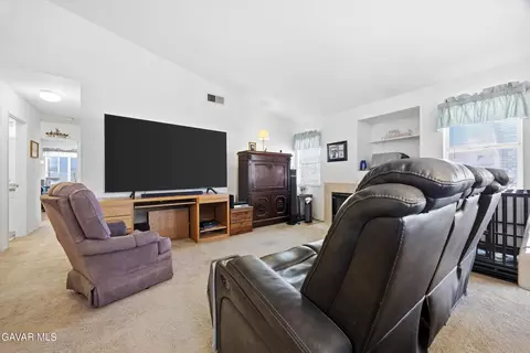 Living - 44245 63rd St, Lancaster, CA 93536 photo 2 of 3