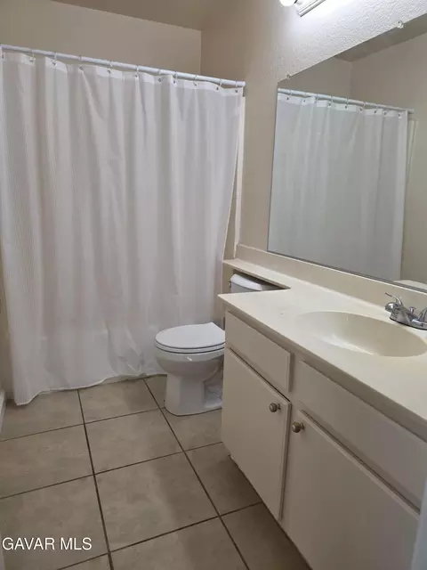 Bath - 1902 Simsburry St, Palmdale, CA 93550 photo 4 of 4