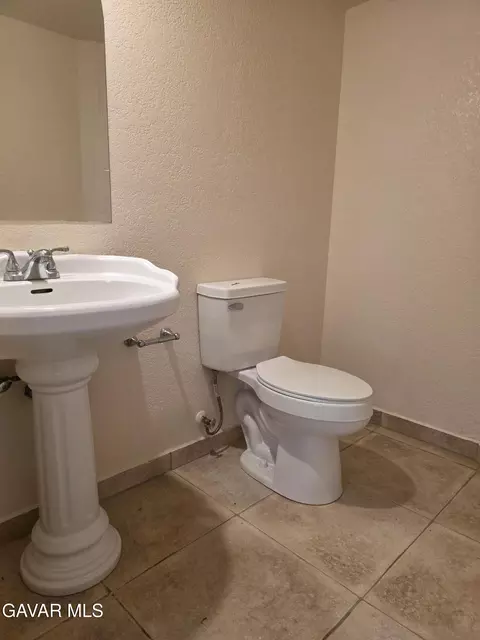 Bath - 1902 Simsburry St, Palmdale, CA 93550 photo 1 of 4