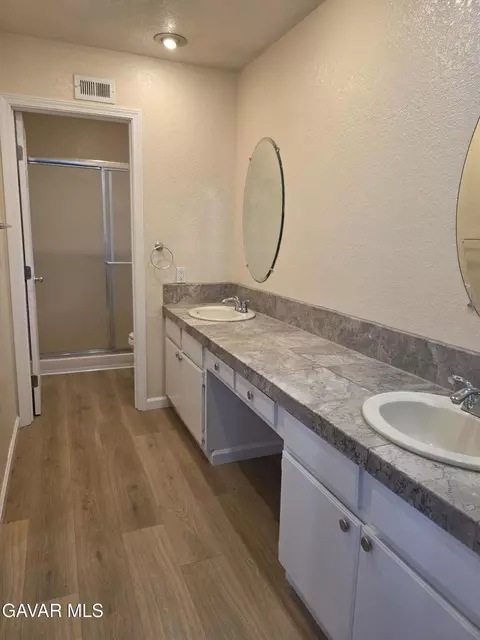 Bath - 1902 Simsburry St, Palmdale, CA 93550 photo 2 of 4