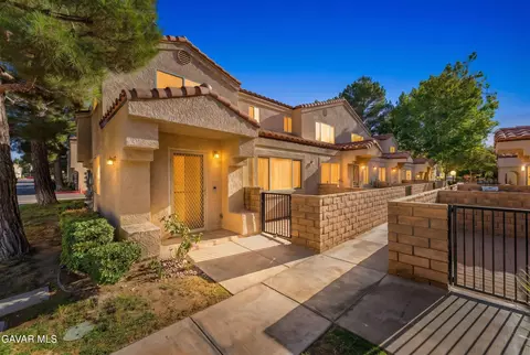 43465 30th St UNIT 4, Lancaster, CA 93536