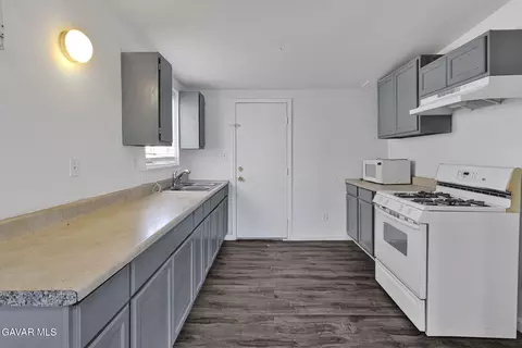 Kitchen - 16396 Yucca St, Hesperia, CA 92345 photo 1 of 2
