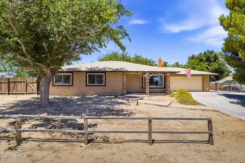 40585 154th St, Lake Los Angeles, CA 93535 photo 2