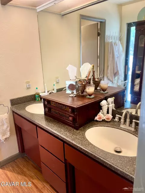 Bath - 29901 Skyline Dr, Tehachapi, CA 93561 photo 1 of 2