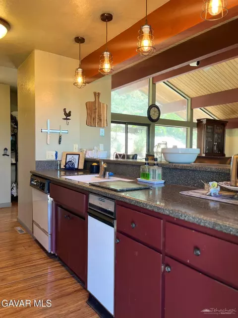 Kitchen - 29901 Skyline Dr, Tehachapi, CA 93561 photo 2 of 7