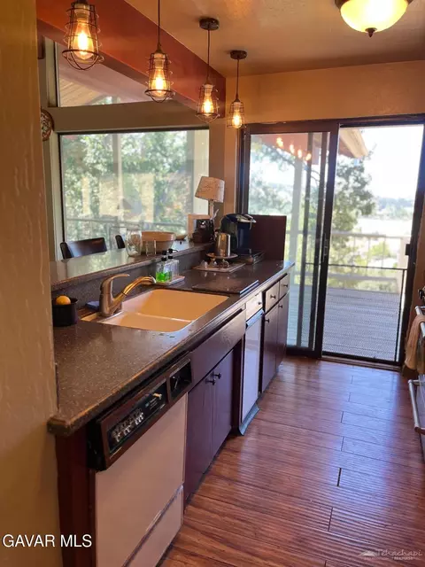 Kitchen - 29901 Skyline Dr, Tehachapi, CA 93561 photo 1 of 7