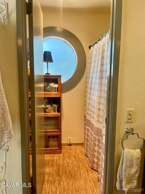 Bath - 29901 Skyline Dr, Tehachapi, CA 93561 photo 2 of 2