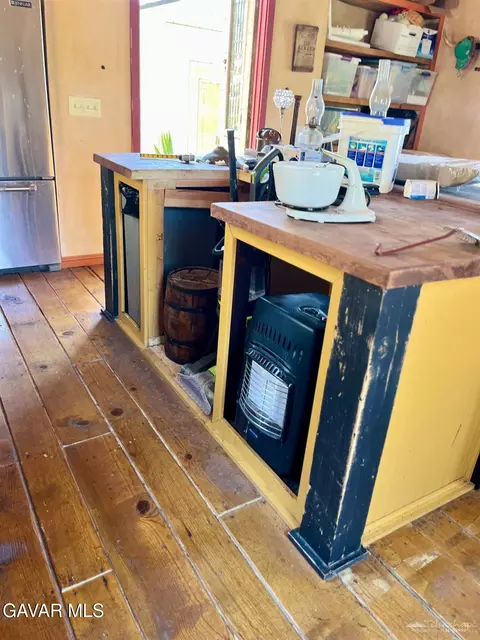 Kitchen - 29901 Skyline Dr, Tehachapi, CA 93561 photo 6 of 7