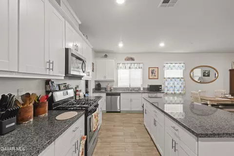 Kitchen - 6320 Oldfield St, Lancaster, CA 93536 photo 4 of 5