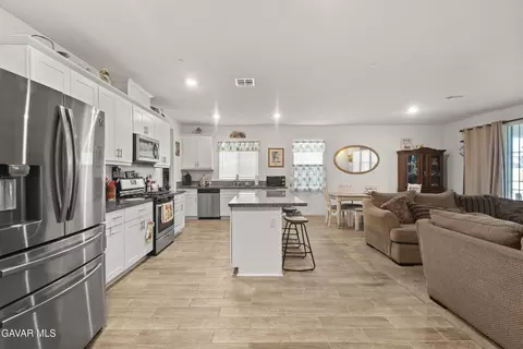 Kitchen - 6320 Oldfield St, Lancaster, CA 93536 photo 1 of 6