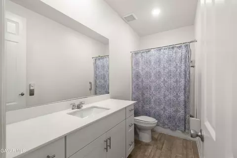 Bath - 6320 Oldfield St, Lancaster, CA 93536 photo 1 of 1