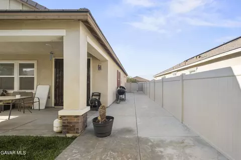 Exterior - 6320 Oldfield St, Lancaster, CA 93536 photo 6 of 11