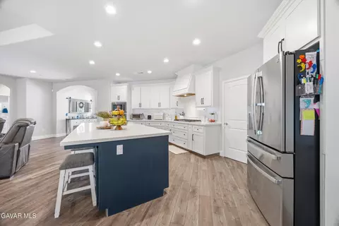 Kitchen - 410 Rosehaven Ln, Tehachapi, CA 93561 photo 3 of 8