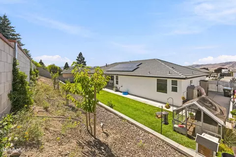 Exterior - 410 Rosehaven Ln, Tehachapi, CA 93561 photo 7 of 8