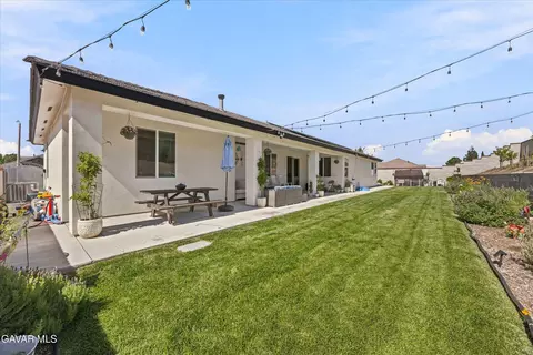 Exterior - 410 Rosehaven Ln, Tehachapi, CA 93561 photo 6 of 8