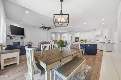 Dining - 410 Rosehaven Ln, Tehachapi, CA 93561 photo 2 of 2