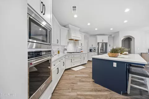 Kitchen - 410 Rosehaven Ln, Tehachapi, CA 93561 photo 5 of 8