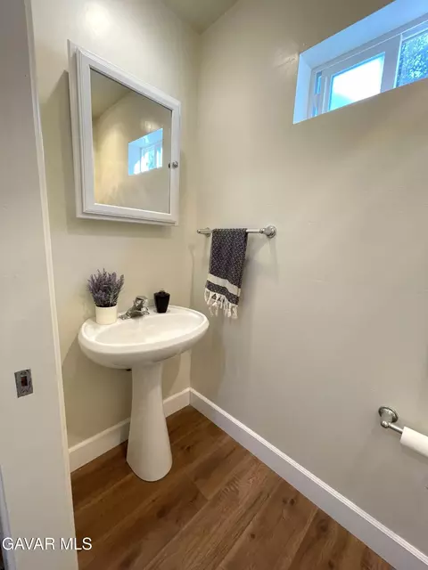 Bath - 26481 Winchester Ct, Tehachapi, CA 93561 photo 5 of 10