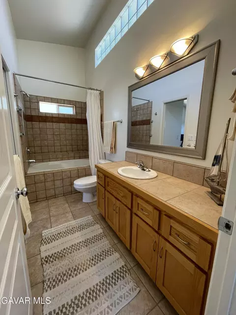 Bath - 26481 Winchester Ct, Tehachapi, CA 93561 photo 2 of 10