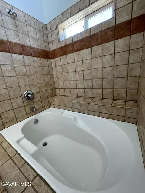 Bath - 26481 Winchester Ct, Tehachapi, CA 93561 photo 3 of 10