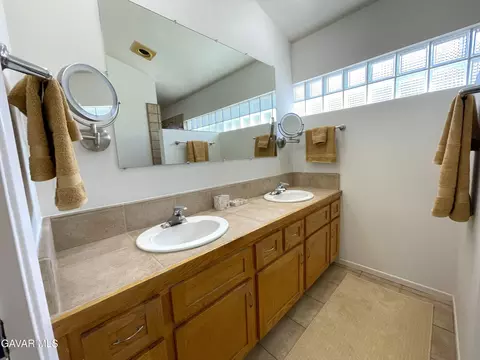 Bath - 26481 Winchester Ct, Tehachapi, CA 93561 photo 7 of 10