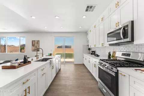 Kitchen - 7531 Ridge View Dr, Lancaster, CA 93536 photo 4 of 5