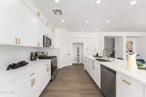 Kitchen - 7531 Ridge View Dr, Lancaster, CA 93536 photo 3 of 5