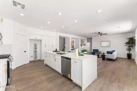 Kitchen - 7531 Ridge View Dr, Lancaster, CA 93536 photo 2 of 5