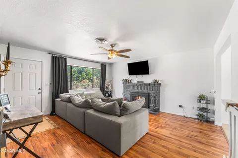 Living - 21500 Circle Dr, Tehachapi, CA 93561 photo 1 of 4