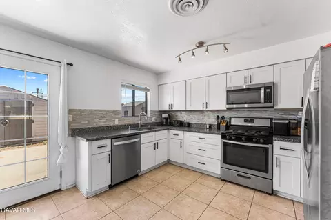 Kitchen - 21500 Circle Dr, Tehachapi, CA 93561 photo 1 of 2
