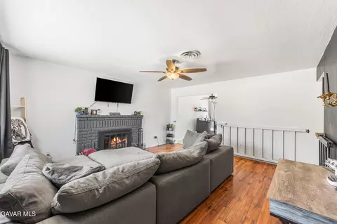 Living - 21500 Circle Dr, Tehachapi, CA 93561 photo 3 of 4